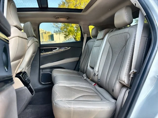Used 2023 White Lincoln Reserve image 23