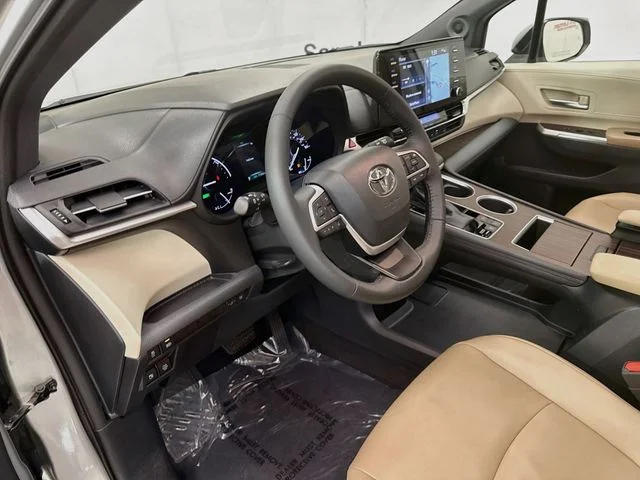 Used 2021 Silver Toyota XLE image 9