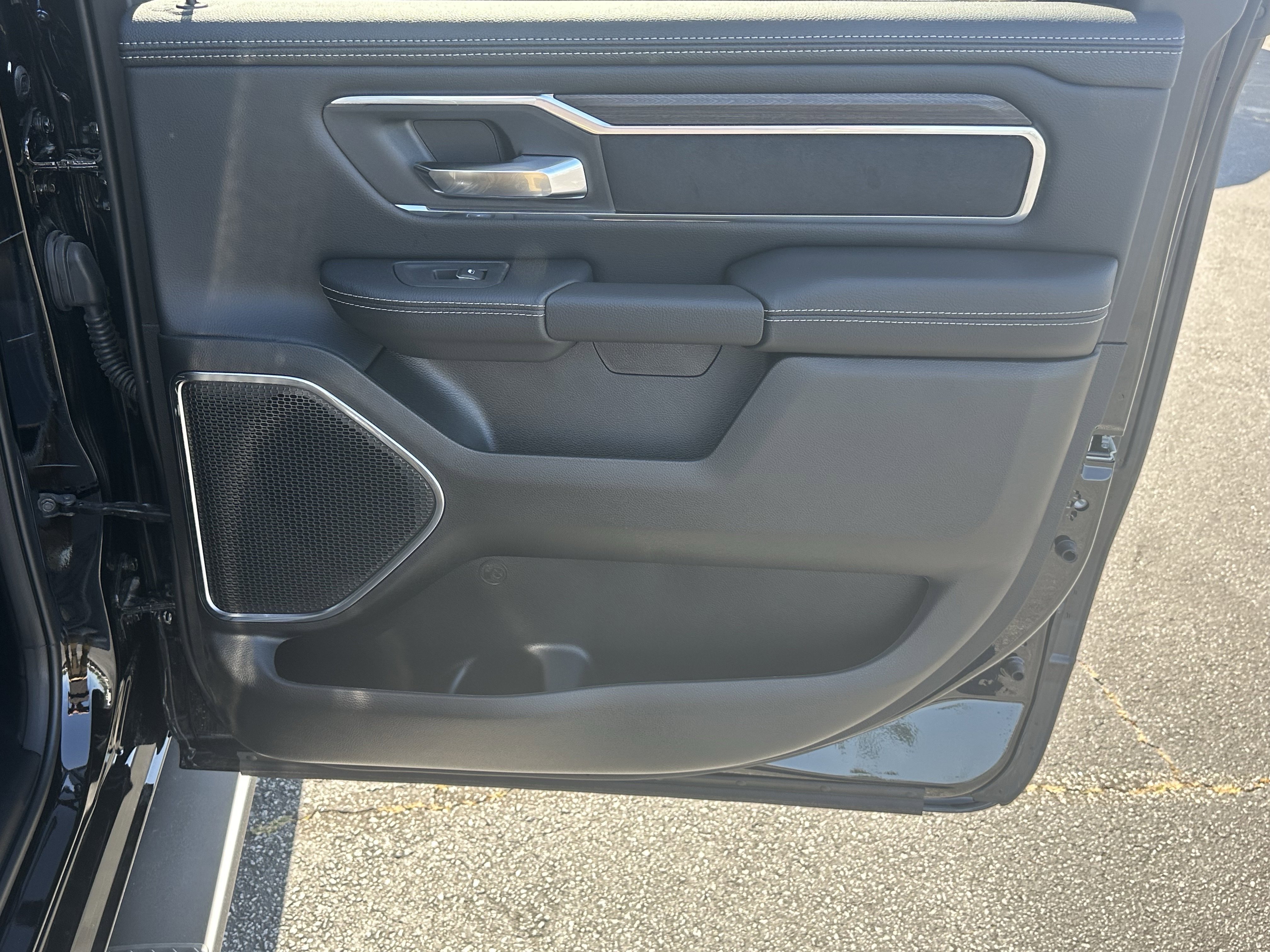New 2026 Diamond Black Crystal Pearl-Coat Exterior Paint RAM Laramie image 17