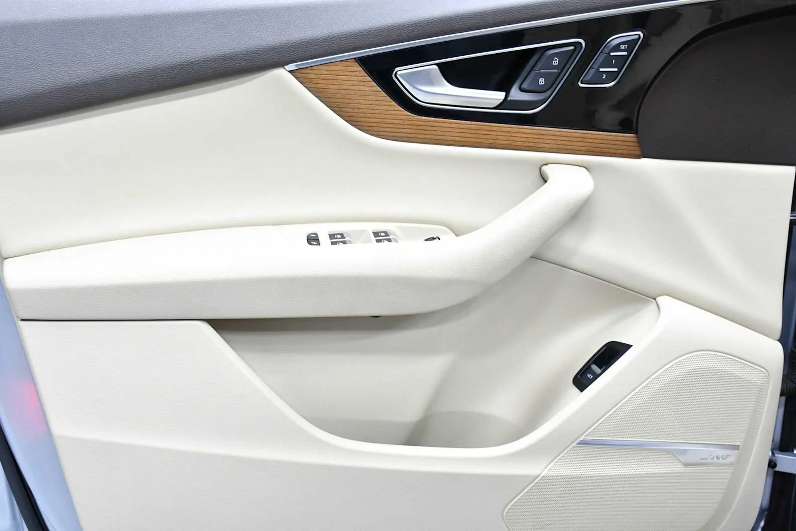 Used 2017 Florett Silver Metallic Audi Prestige image 13