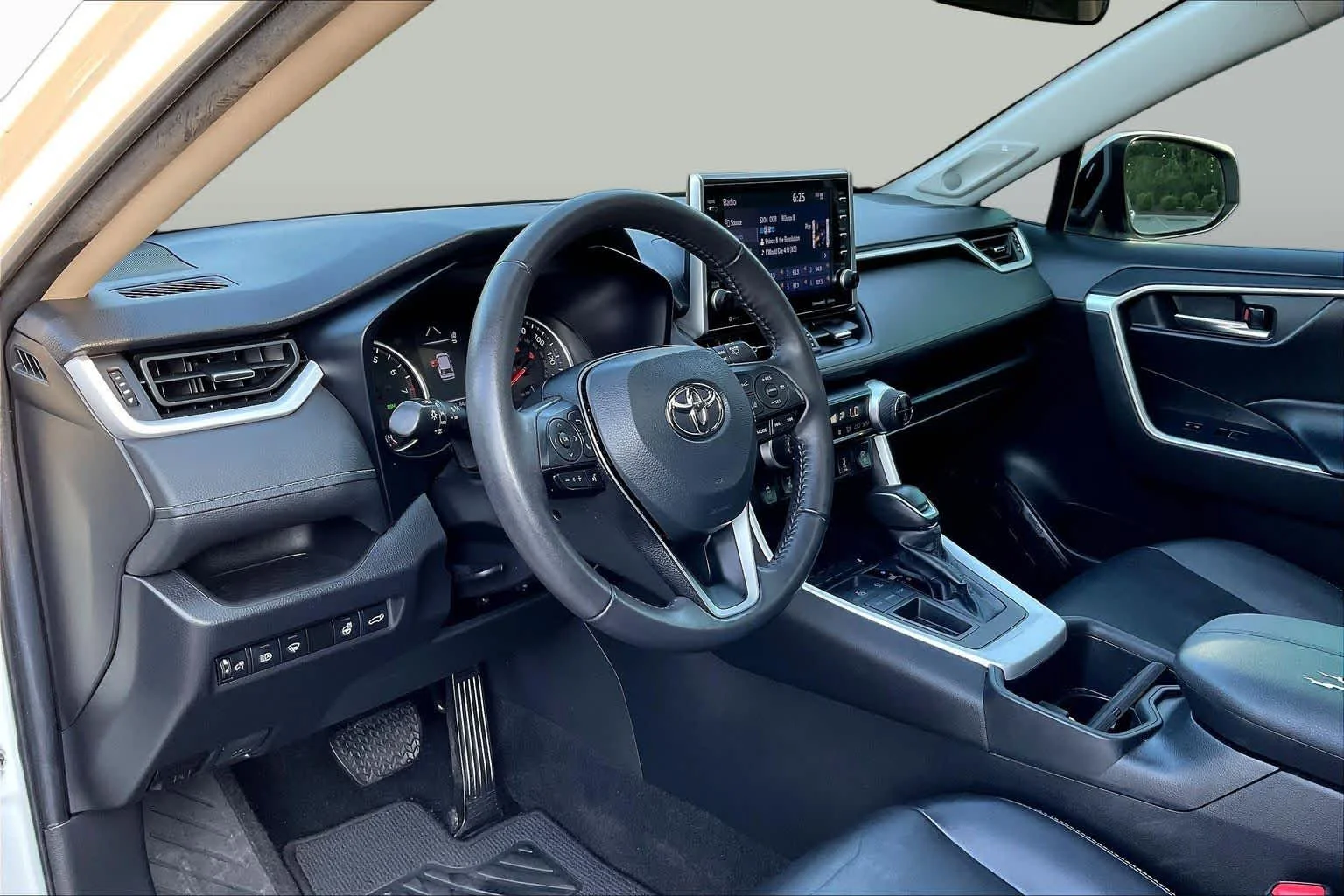 Used 2022 Blizzard Pearl Toyota XLE Premium image 18