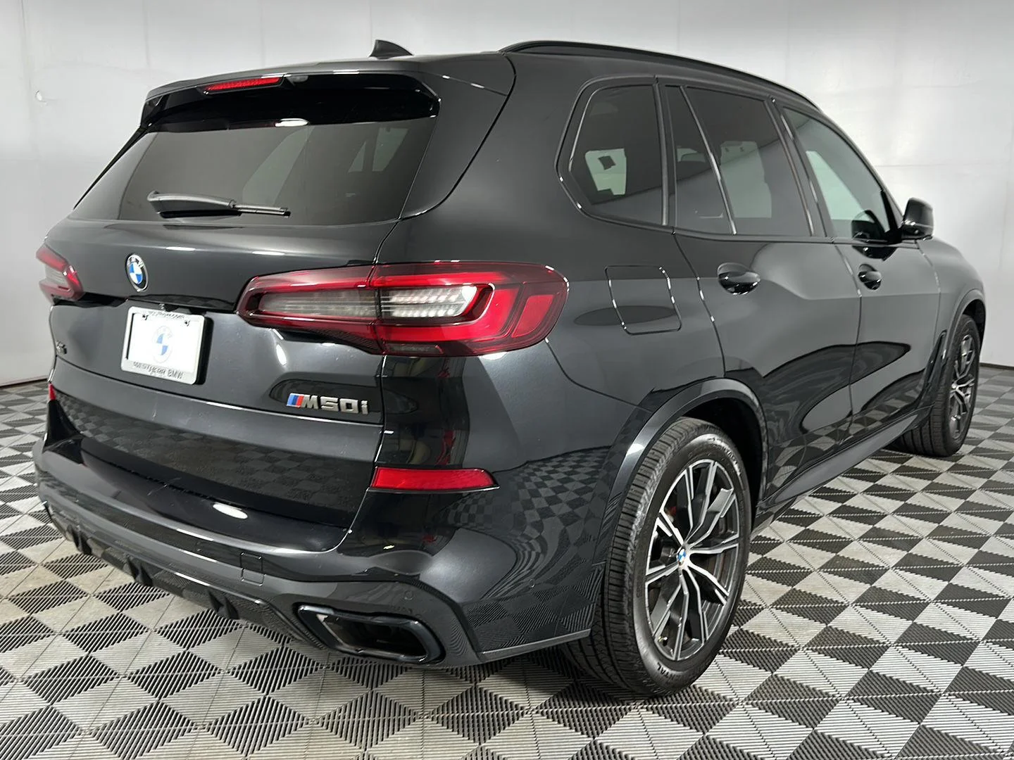 Used 2022 Black Sapphire Metallic BMW M50i image 31