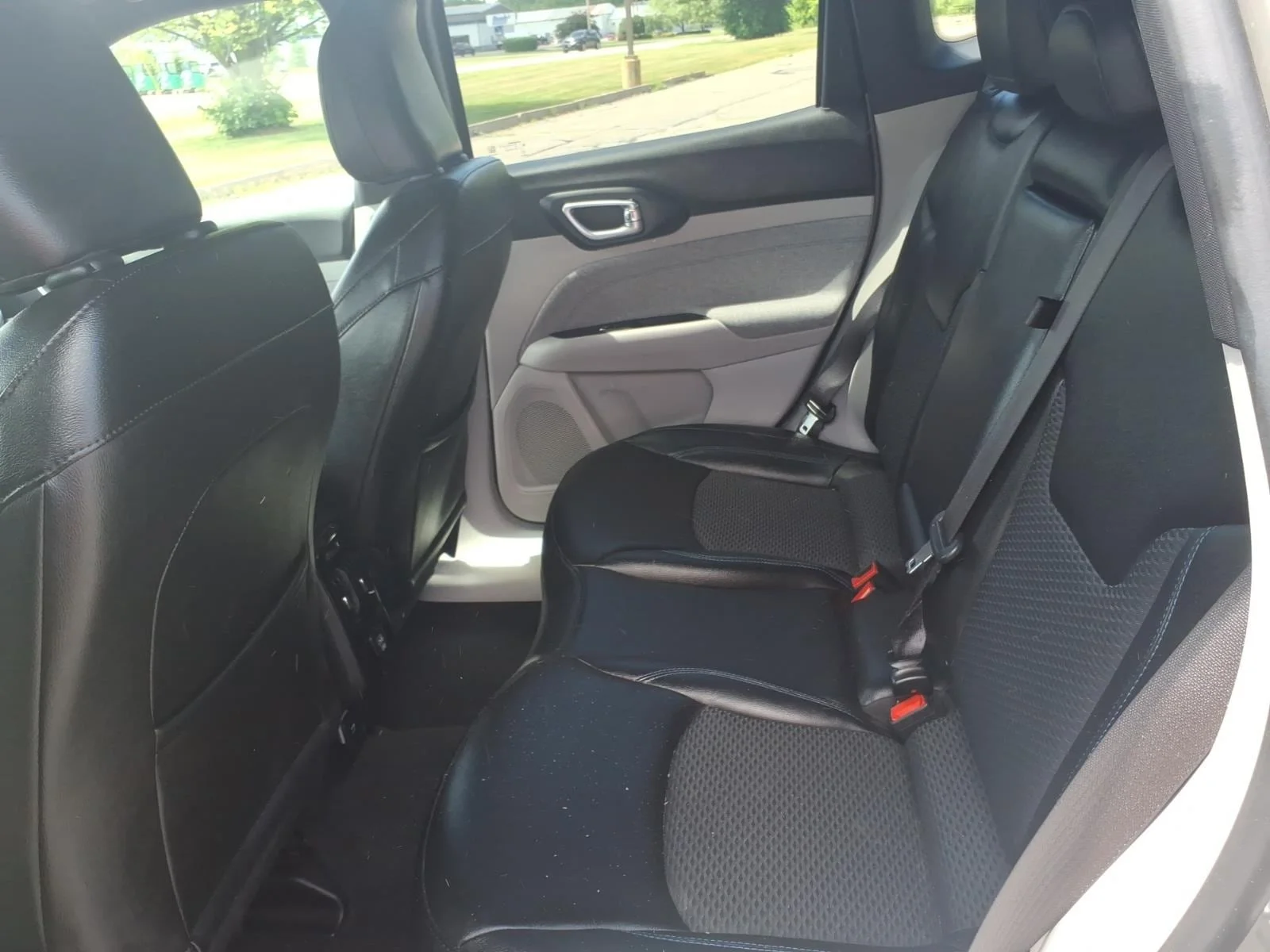 Used 2024 Gray Clearcoat Jeep Latitude image 15