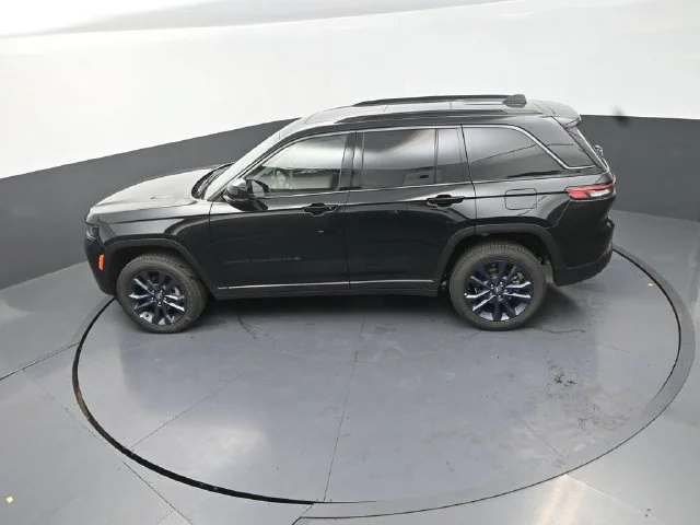 New 2026 Diamond Black Crystal Pearl-Coat Exterior Paint Jeep  image 13