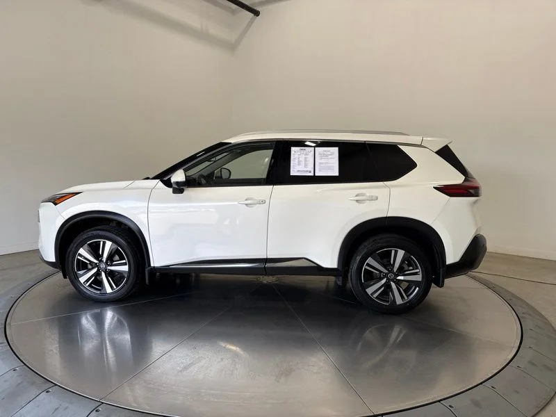 Used 2021 White Nissan SL image 4