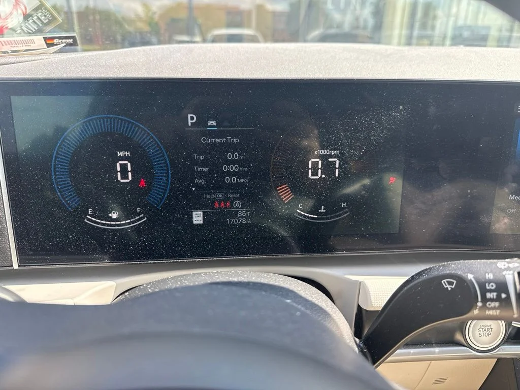 Used 2025 White Hyundai SEL image 7