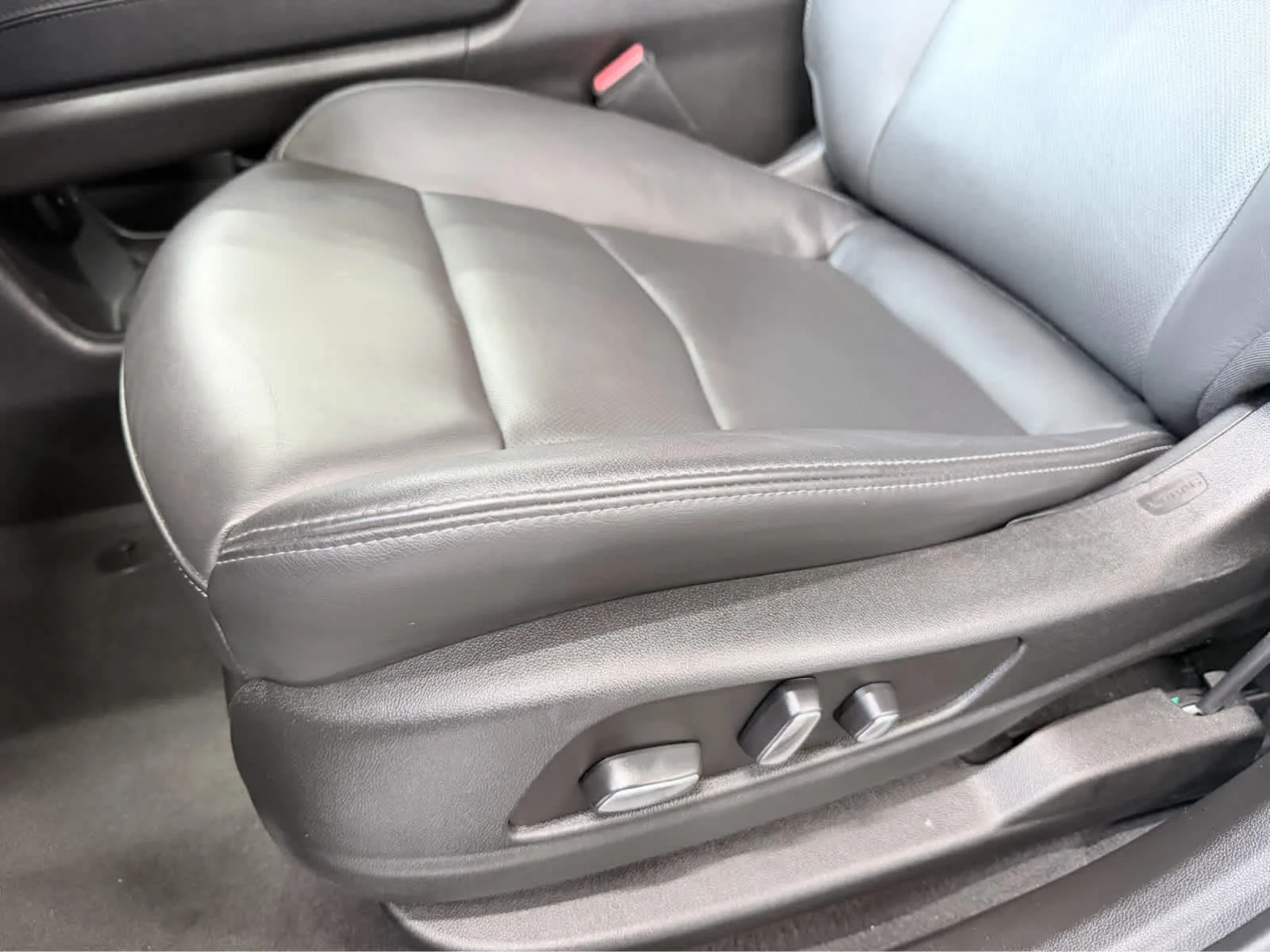 Used 2024 Argent Silver Metallic Cadillac Premium Luxury image 25