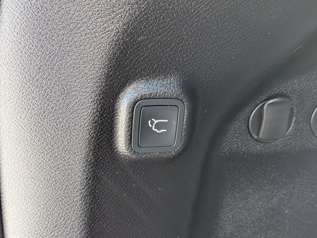 Used 2021 Black Jeep Latitude Lux image 9