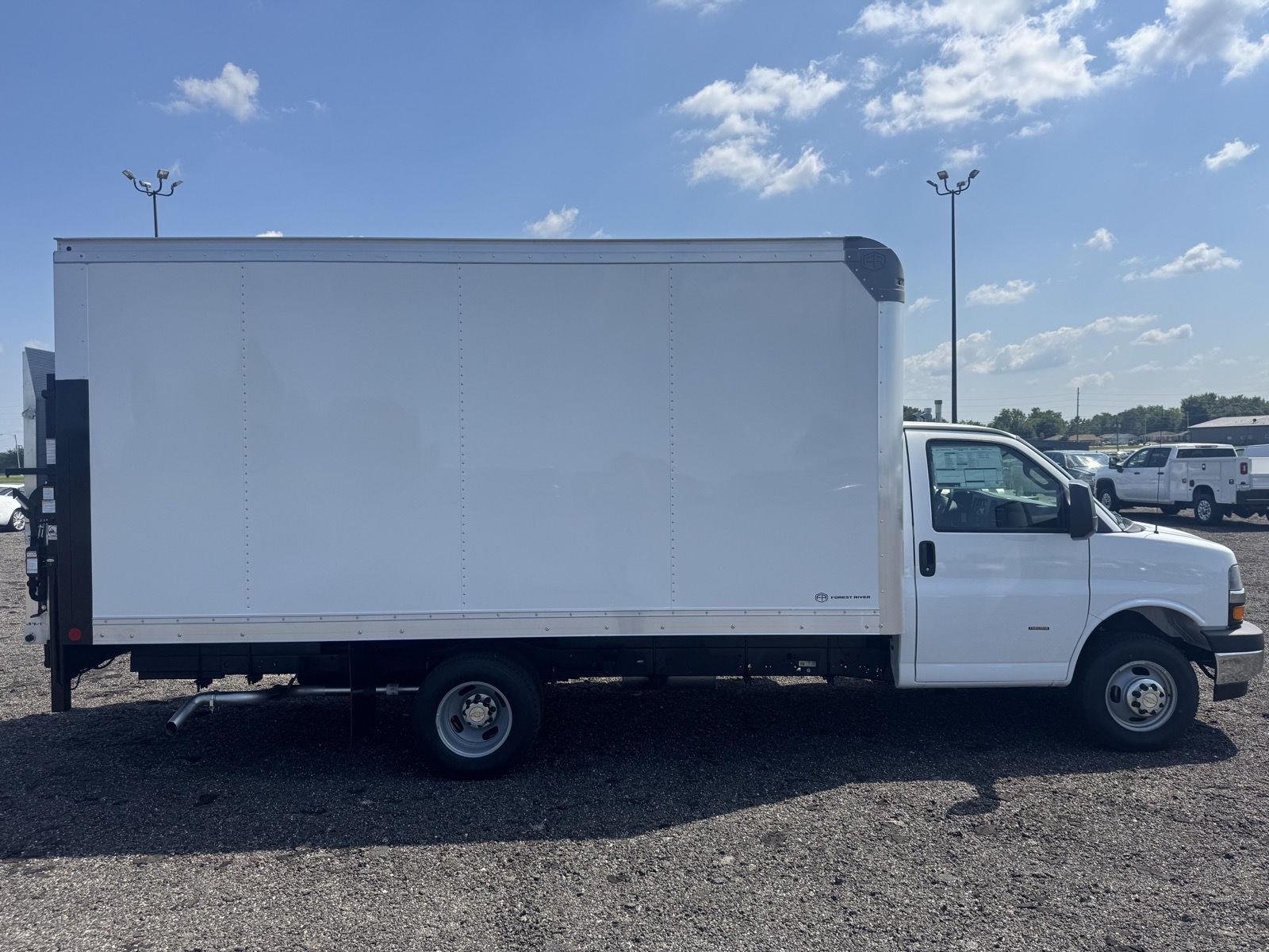 New 2026 Summit White Chevrolet 1WT image 9