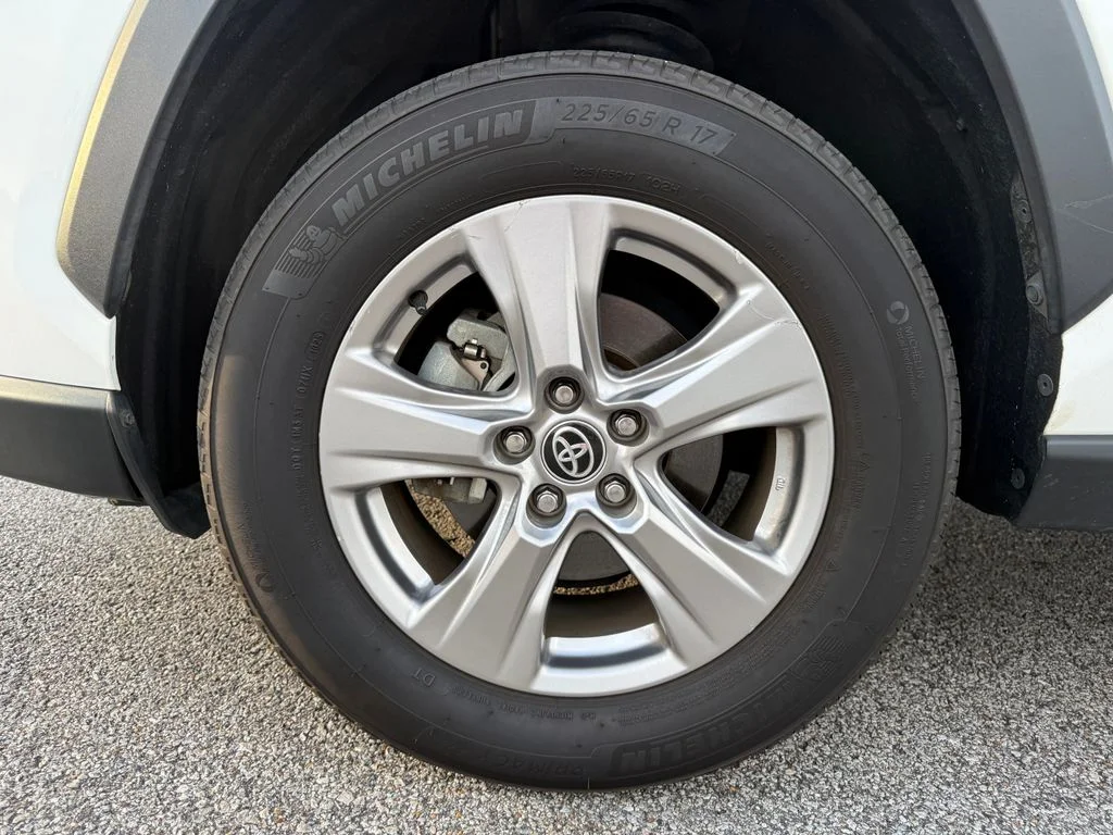 Used 2022 White Toyota XLE image 25