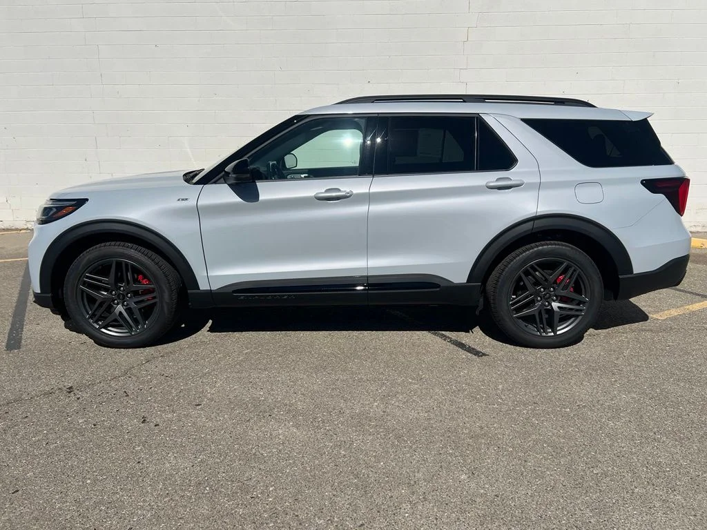 New 2026 Space White Metallic Ford ST-Line image 2