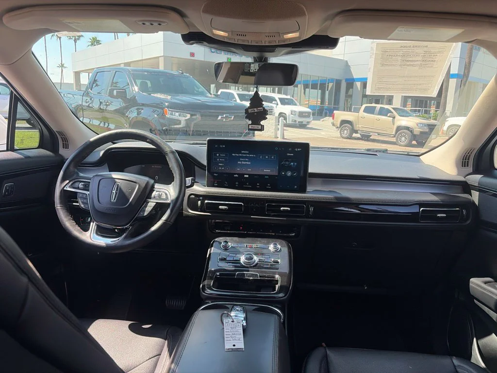Used 2023 White Lincoln Standard image 11