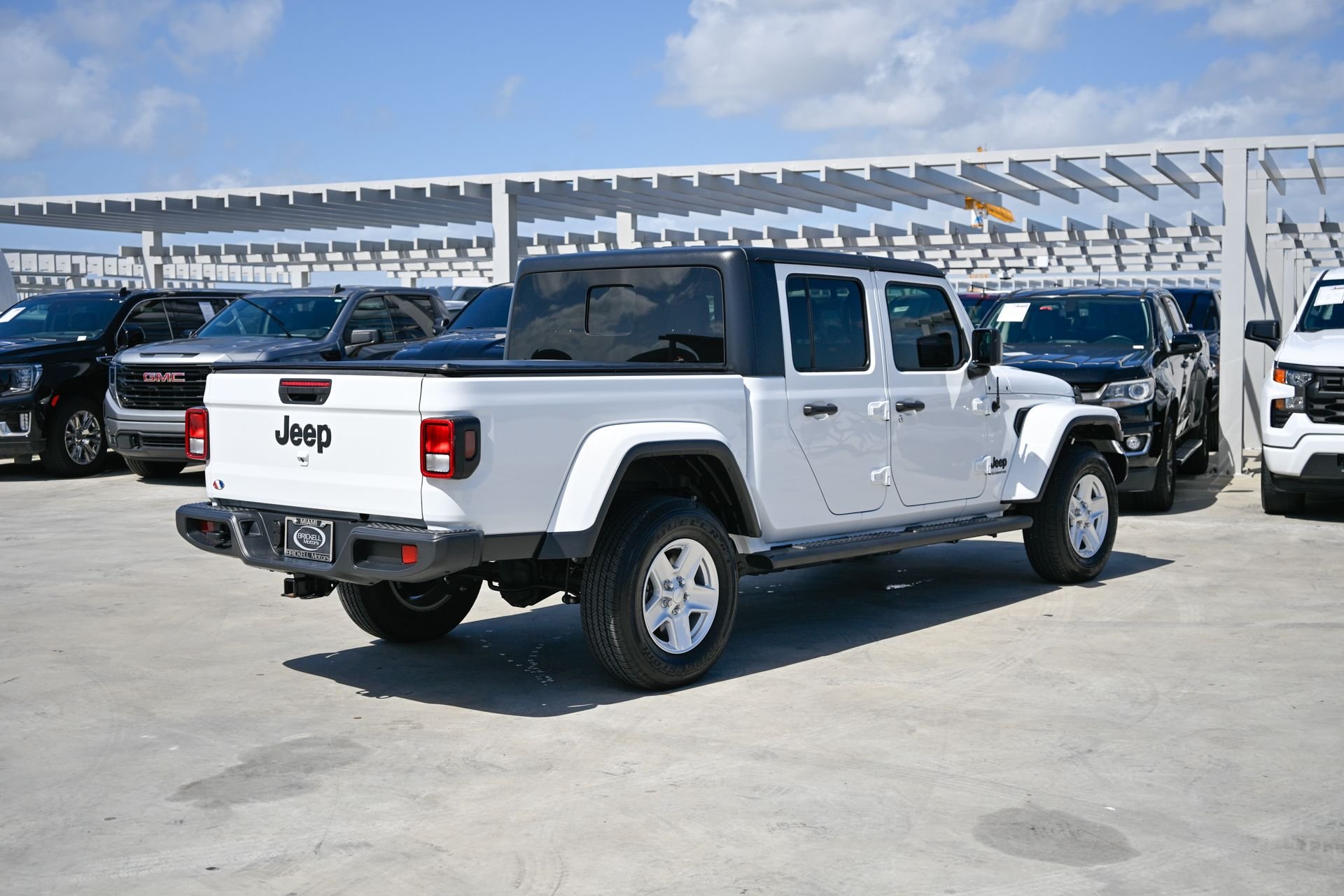 Used 2023 White/off-white Jeep Sport S image 5