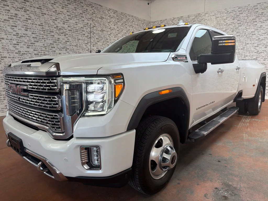 Used 2020 White Frost Tricoat GMC Denali image 3