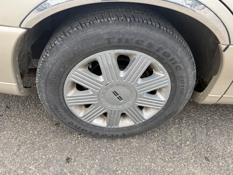 Used 2005 Beige Lincoln Signature image 14