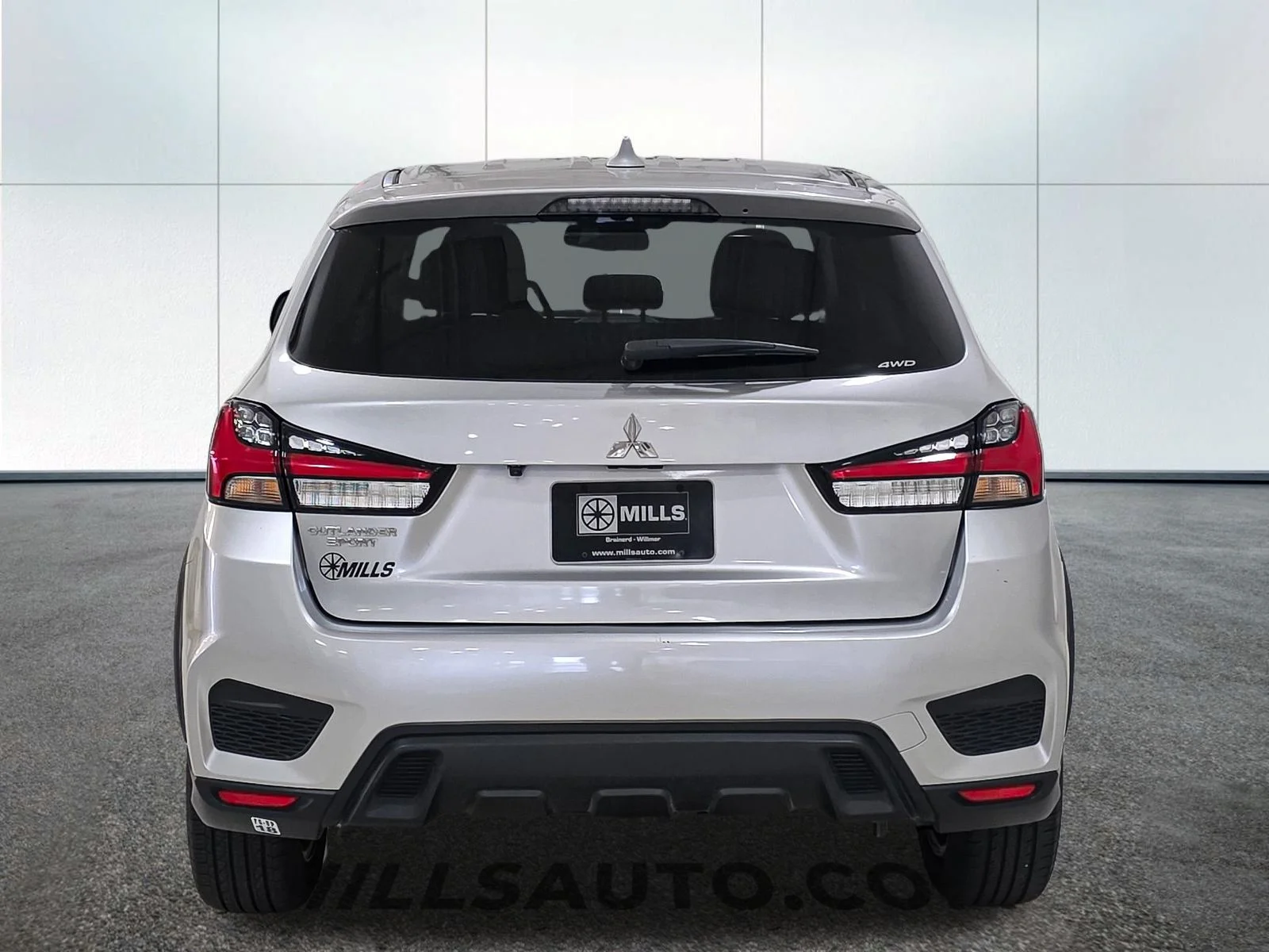 Used 2024  Mitsubishi  image 6
