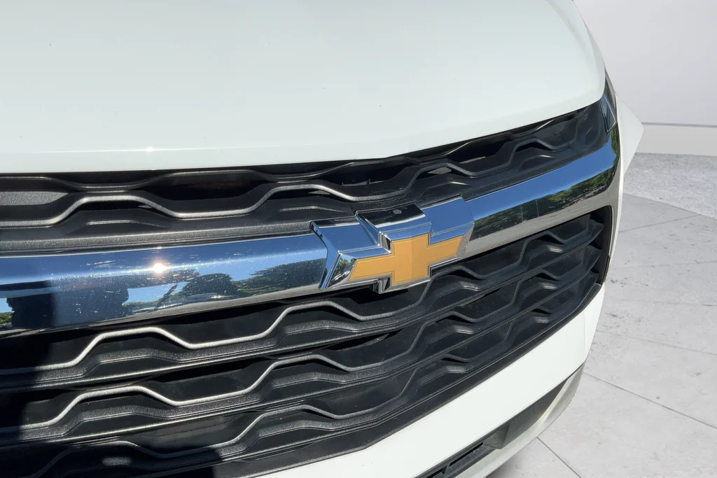 Used 2025 White Chevrolet LT image 30