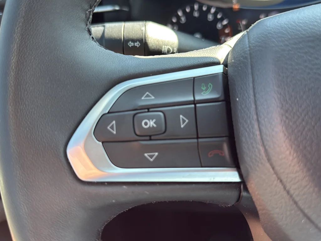 Used 2025 Red Jeep Latitude image 9