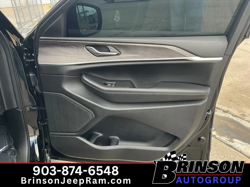 Used 2025 Diamond Black Crystal Pearlcoat Jeep Limited image 24
