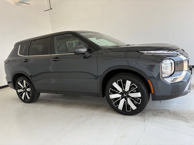 Pre-Owned 2025 Mitsubishi Outlander SE