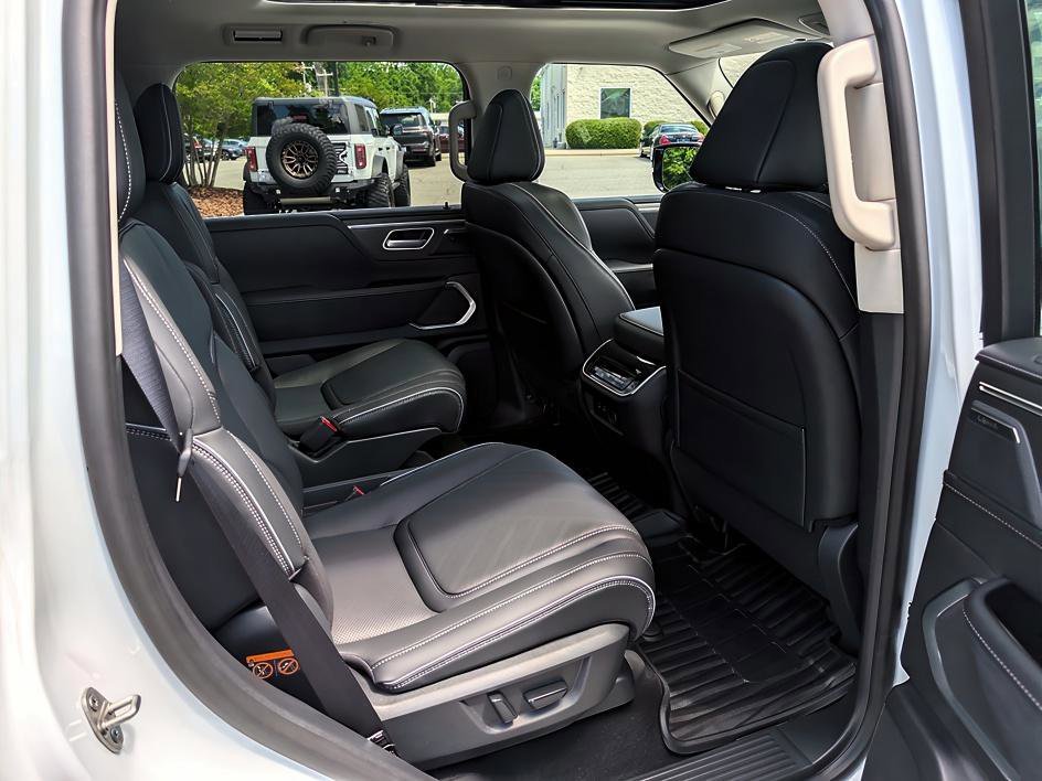 New 2026 Radiant White INFINITI LUXE image 22