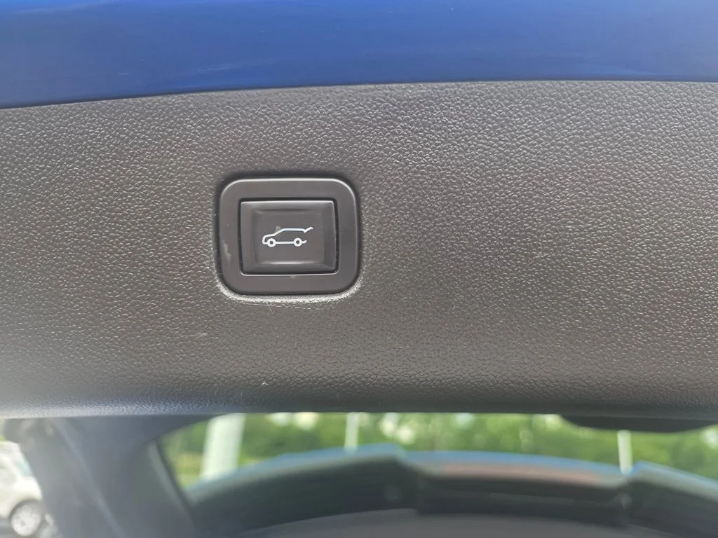 Used 2019 Kinetic Blue Metallic Chevrolet Base image 14