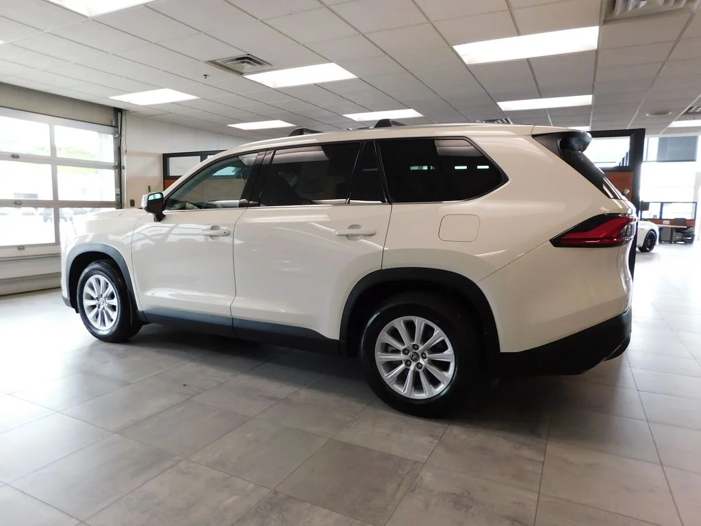 Used 2024 Cream Toyota XLE image 8