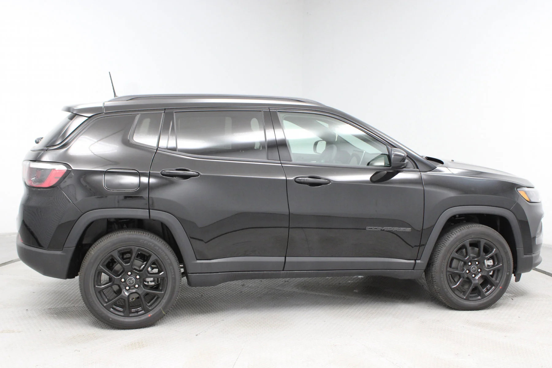 New 2026 Diamond Black Crystal Pearl-Coat Exterior Paint Jeep Latitude Altitude 4x4 image 30