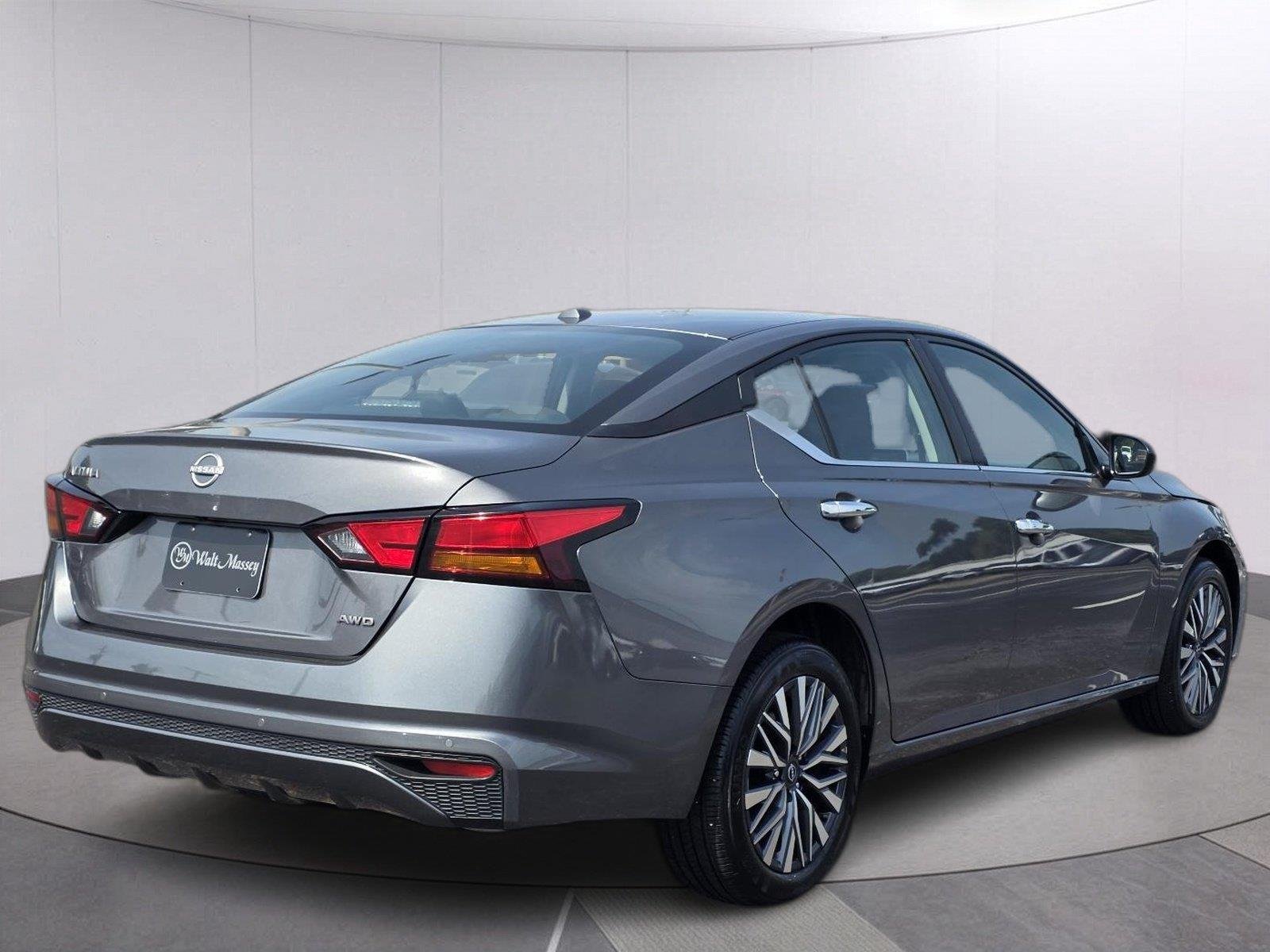 Used 2025 Gun Metallic Nissan SV image 5