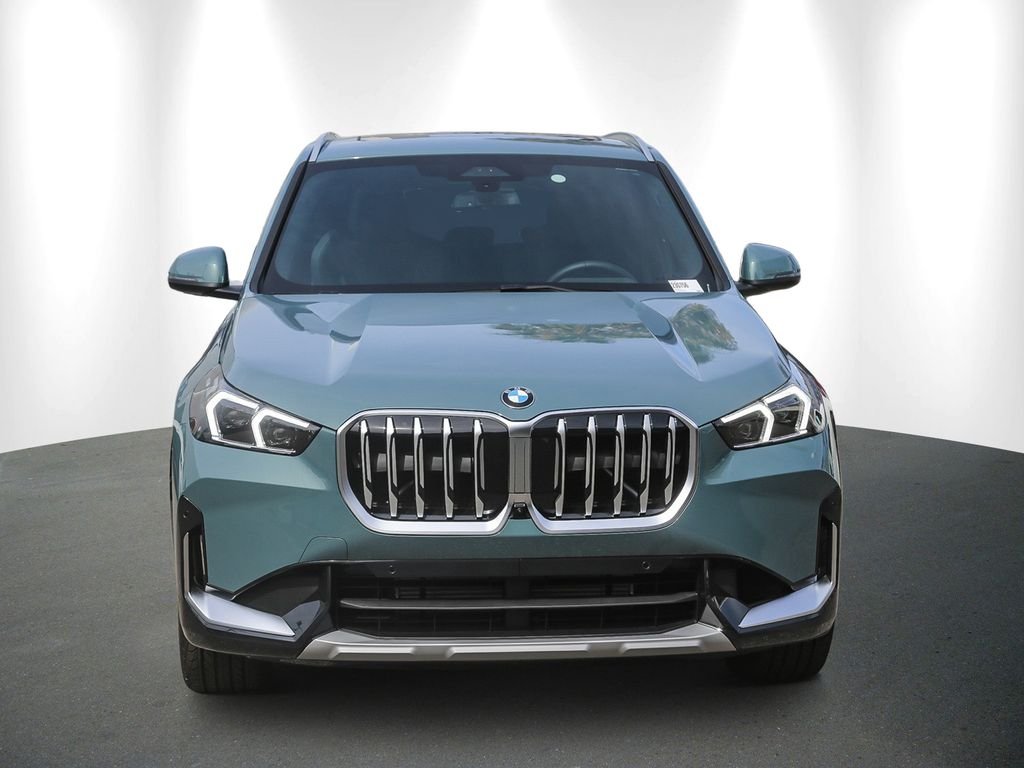 New 2026 Cape York Green Metallic BMW xDrive28i image 2