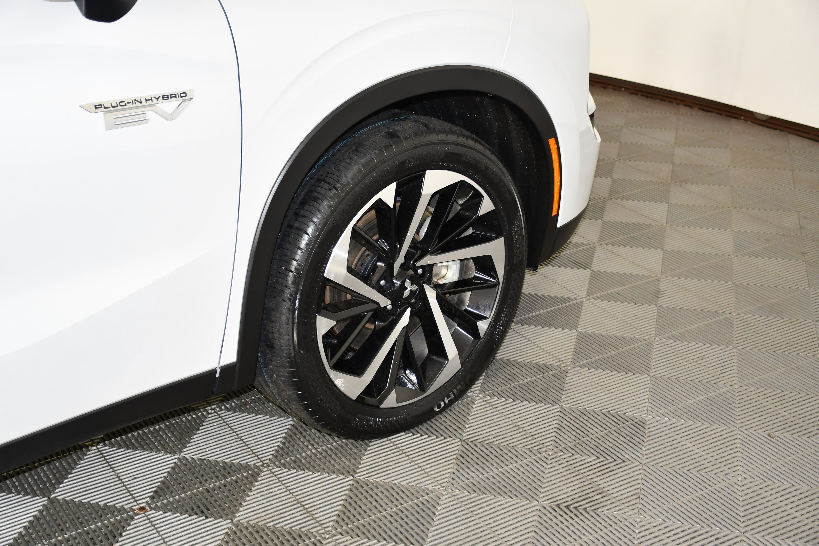 Certified Used 2024 White Diamond Mitsubishi SE image 42