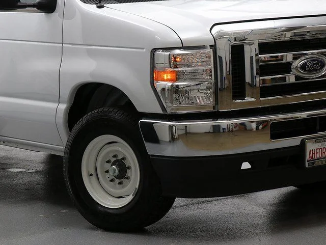 New 2025 Oxford White Ford E-350 SRW image 3
