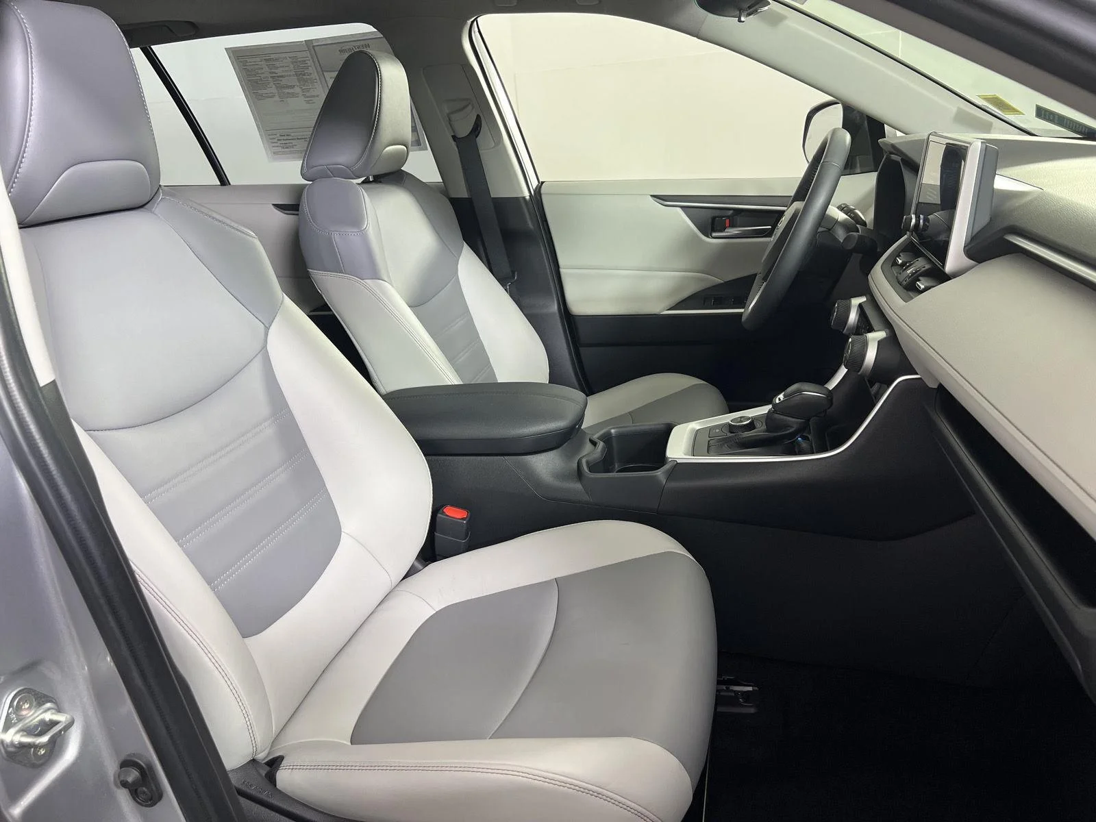 Used 2024 Silver Sky Metallic Toyota XLE Premium image 32