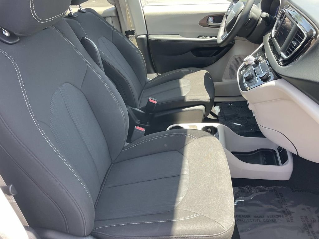 Used 2023 White Chrysler LX image 27