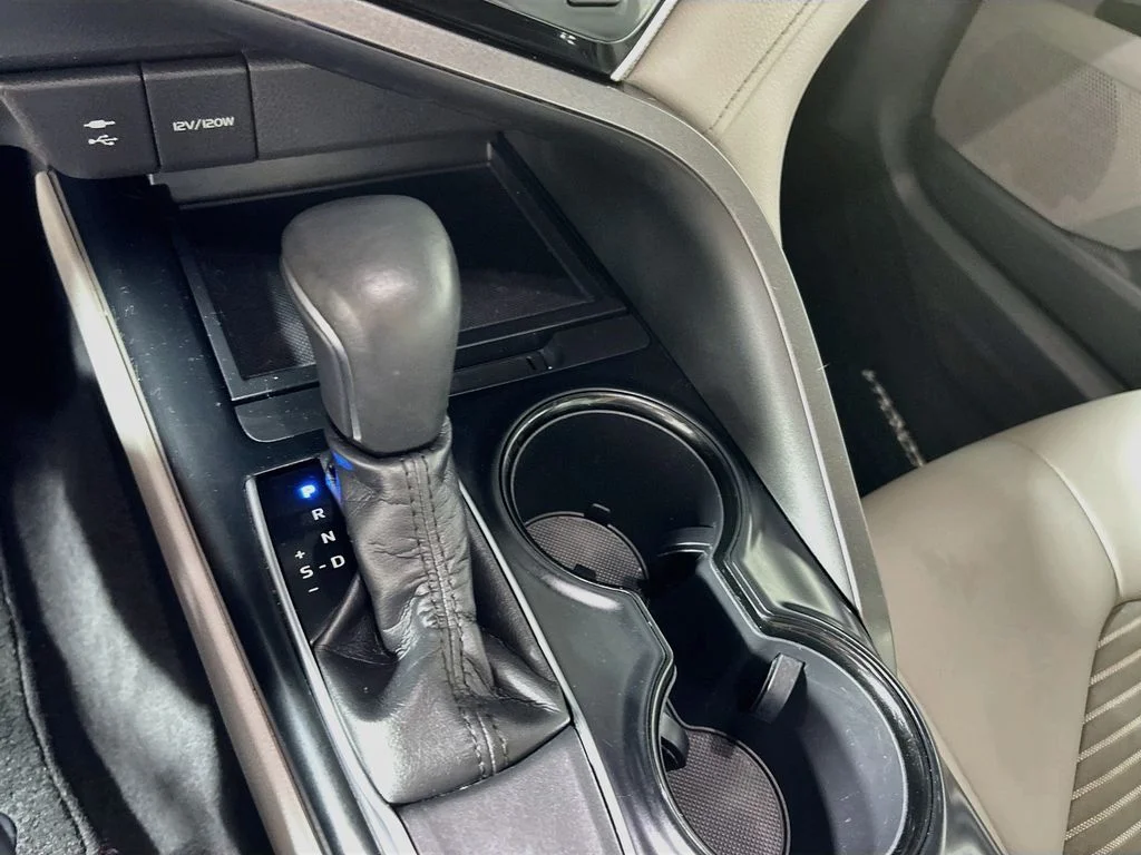Used 2018 Silver Toyota SE image 17