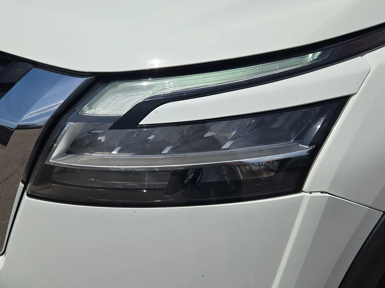Used 2022 White Nissan S image 18