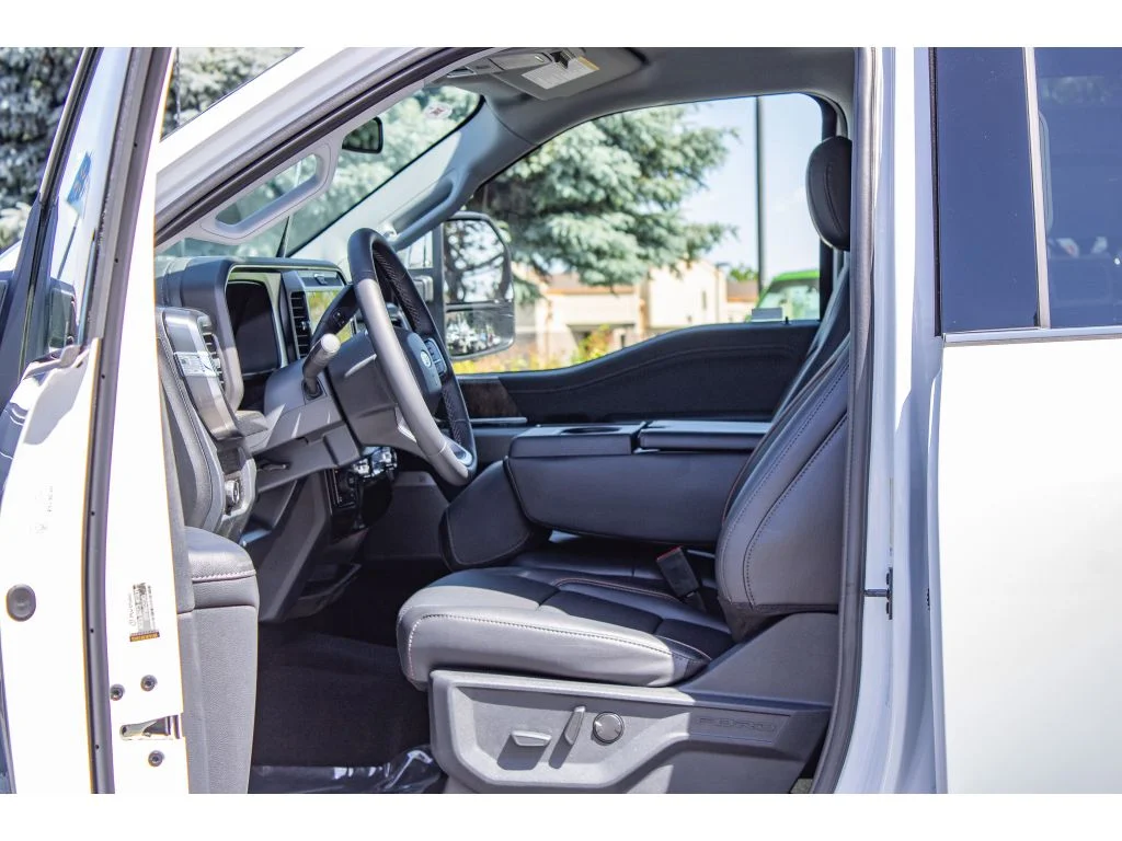 New 2026 OXFORD WHITE Ford LARIAT image 31
