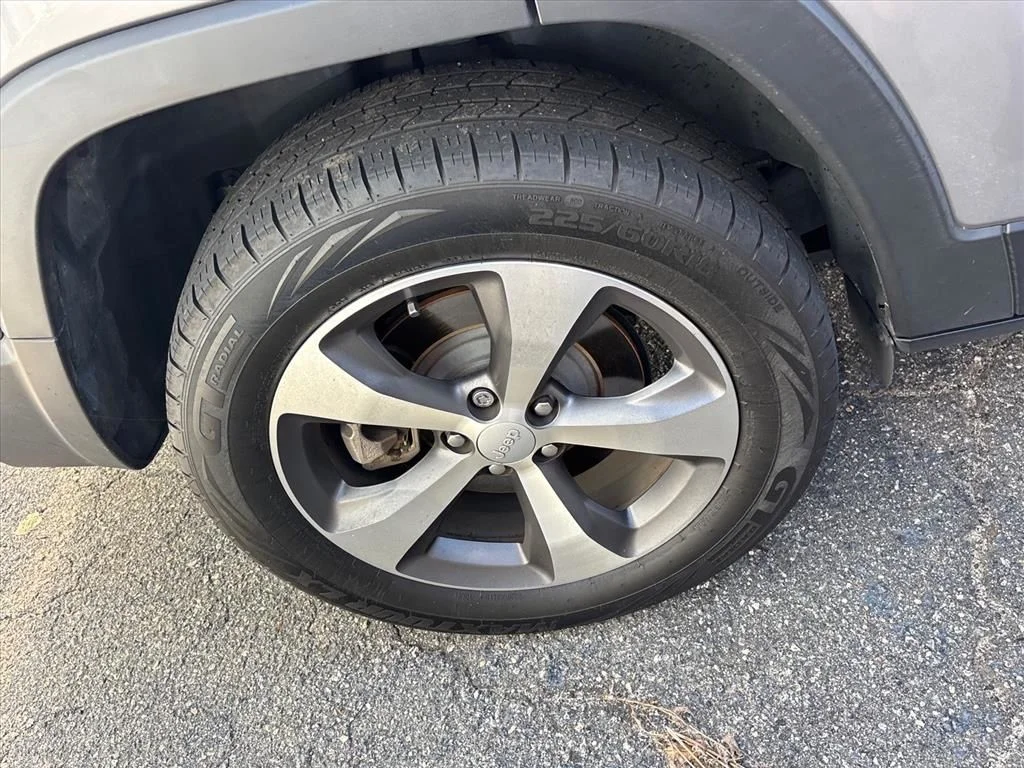 Used 2022 Silver Jeep Limited image 7