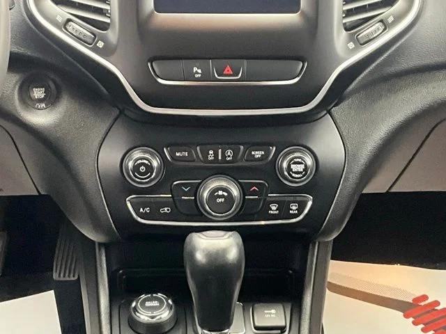 Used 2020 Gray Jeep Latitude Plus image 8