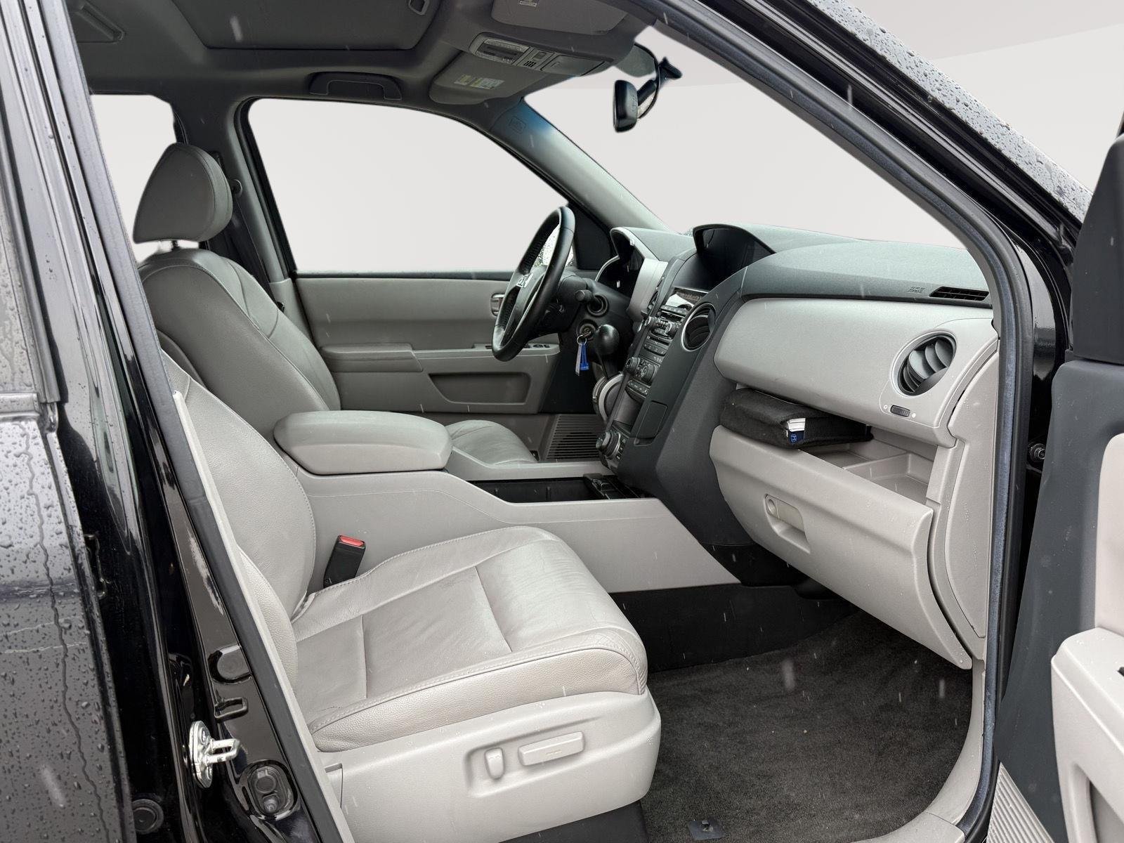 Used 2012 Crystal Black Pearl Honda Touring image 9