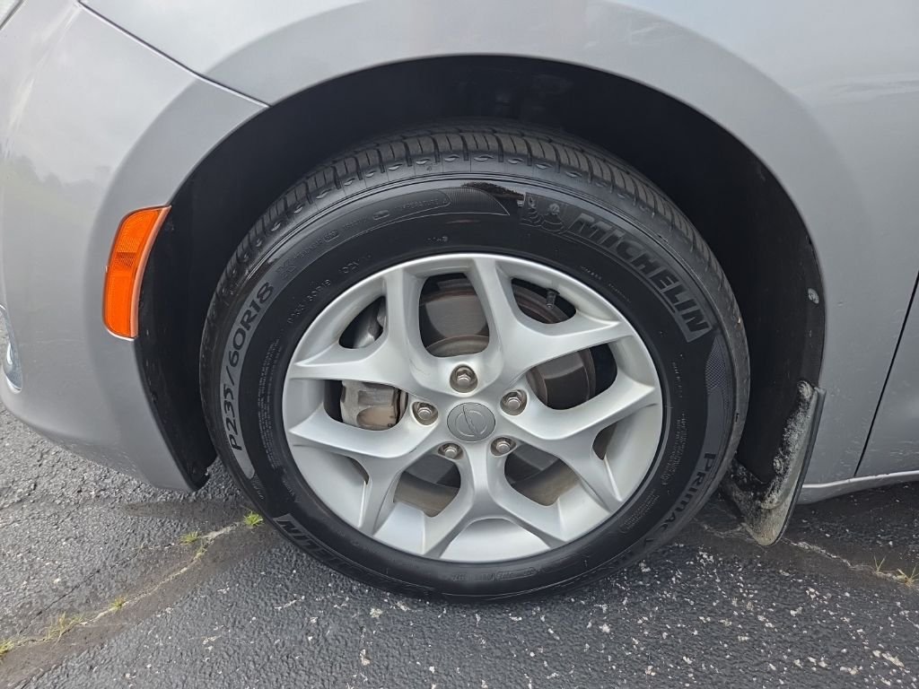 Used 2019 Silver Chrysler Touring L image 17