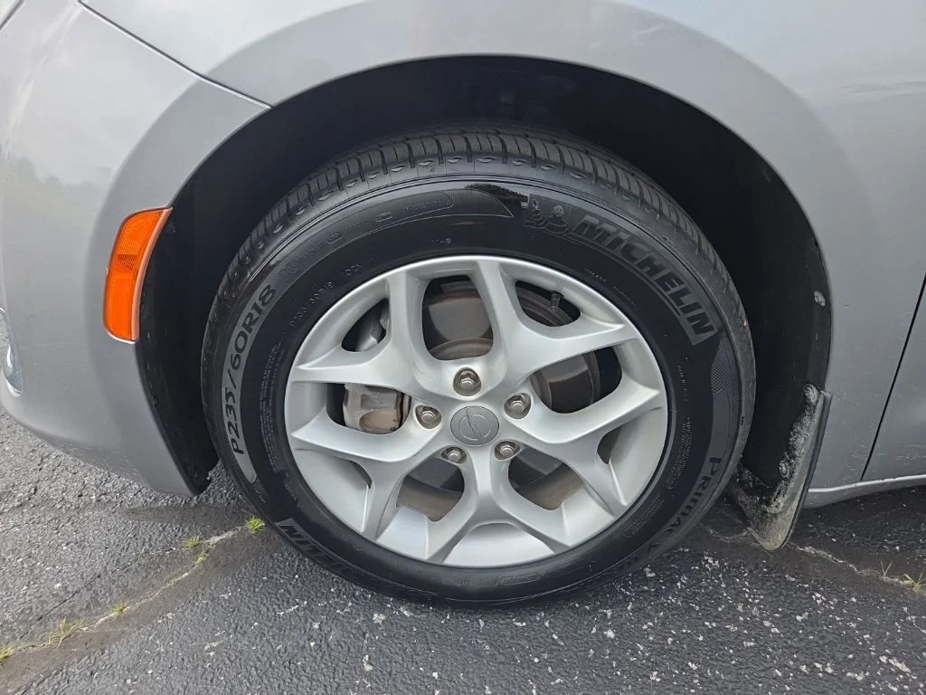 Used 2019 Silver Chrysler Touring L image 17