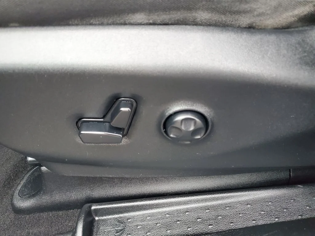 Used 2019 Black Chrysler Touring Plus image 7