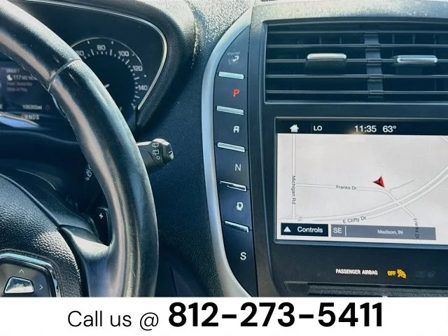 Used 2019 White Lincoln Select image 17
