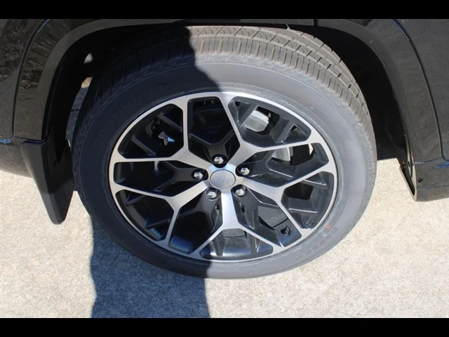 Used 2022 Diamond Black C Jeep Summit Reserve 4xe image 9