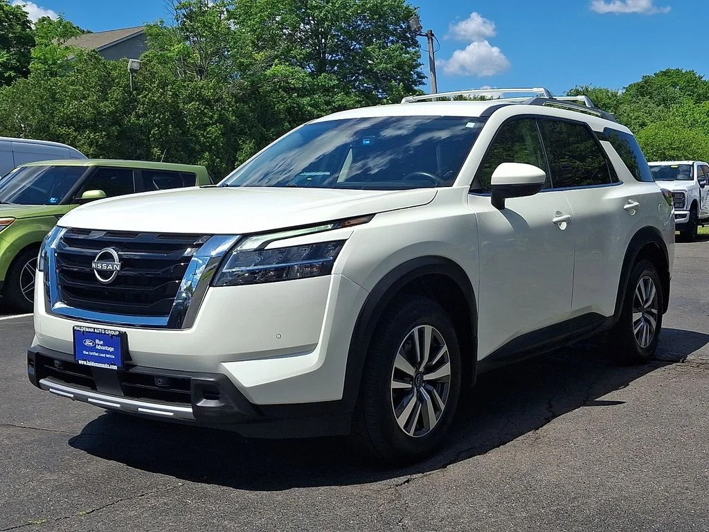 Used 2023 White Nissan SL image 3