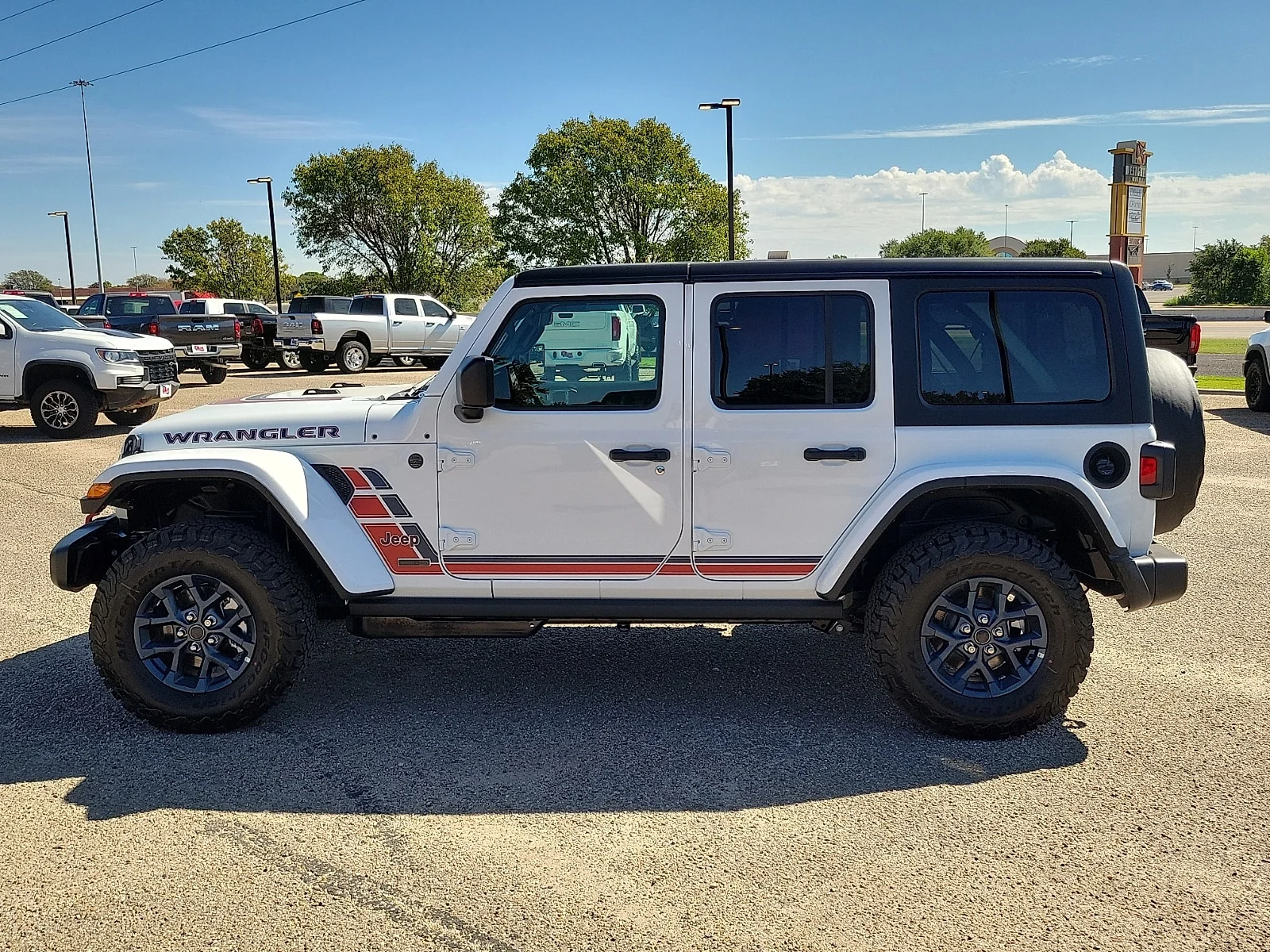 New 2026 PW7 Bright Whit Jeep 4-DOOR AMERICA250 image 2