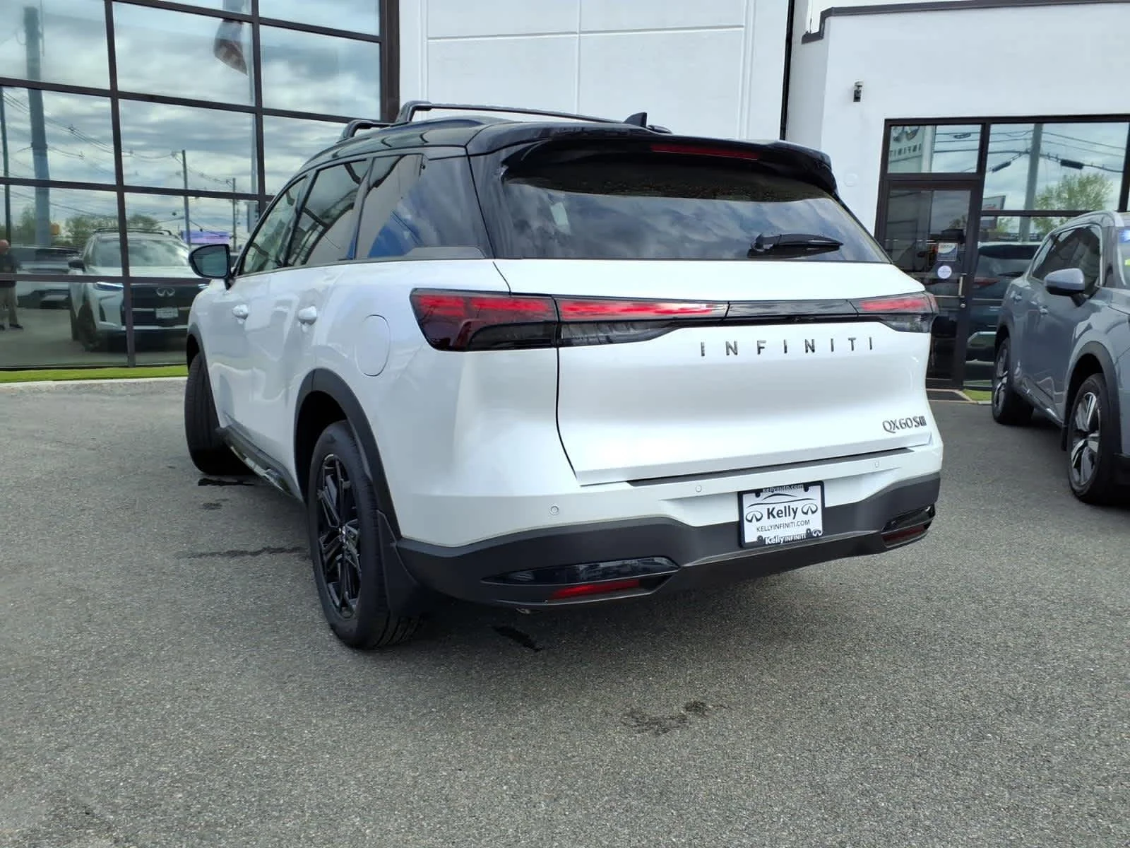 New 2027 Radiant White/Black Obsidian INFINITI SPORT image 4