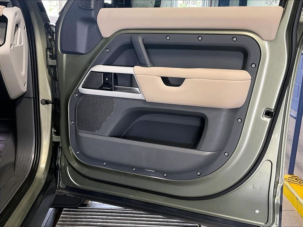 Used 2020 Green Land Rover SE image 12