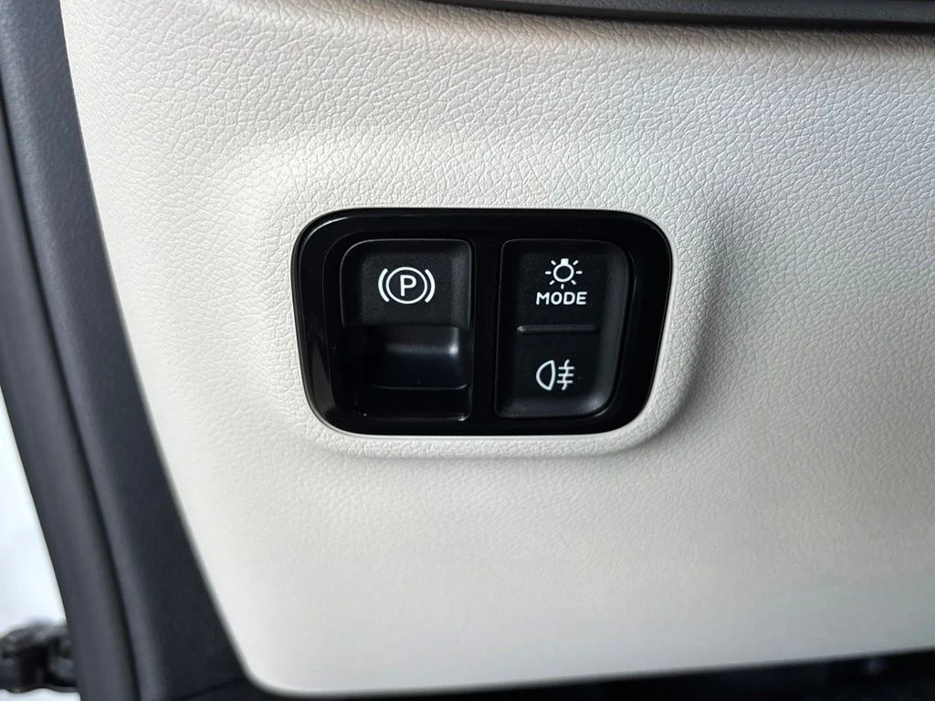 Used 2027 White Mercedes-Benz 220 Hybrid image 30
